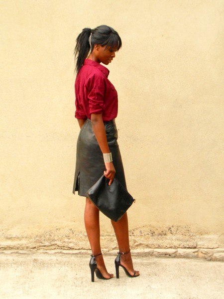 Jupe en cuir et chemise bordeaux - Styles by Assitan. Blog mode. French style blogger
