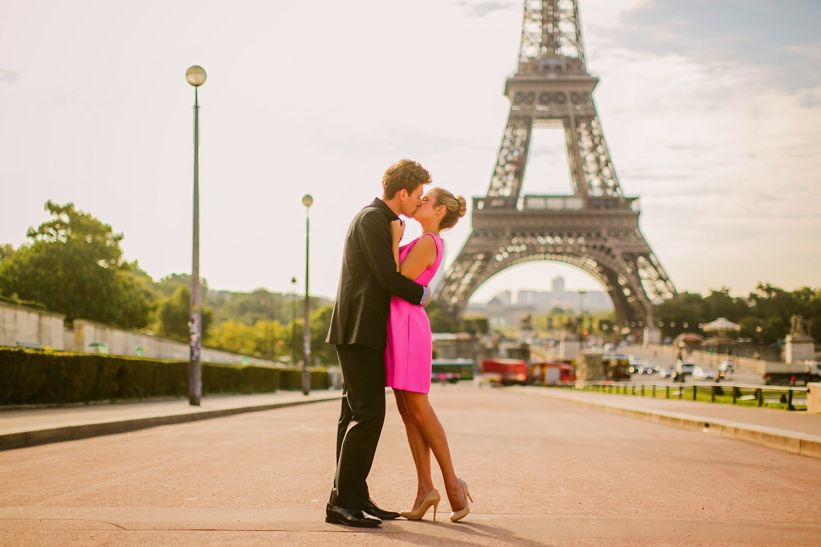 Влюбленные и башня. Влюбленные в Париже. Париж романтика. Влюбленная пара в Париже. Париж с любимым.