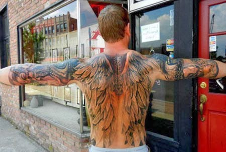 Tattoo de asas nas costas