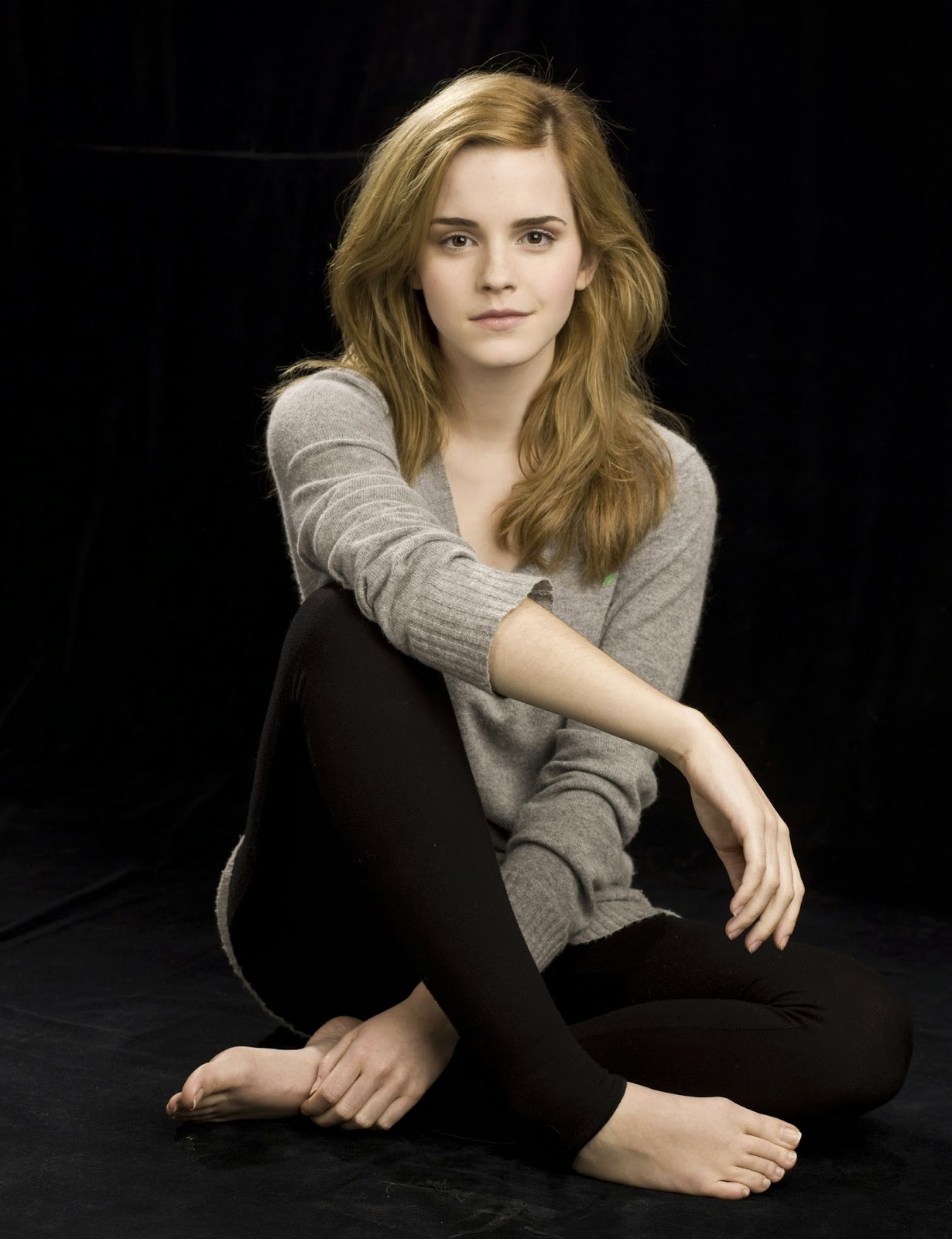 celebrity legs and feets : emma watson cute feet and legs1230 x 1600