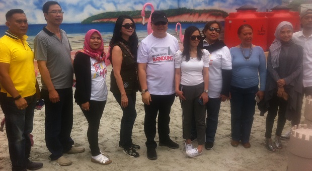 Keren, Ada Pantai Pasir Putih di Bandung