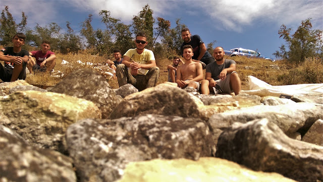 Στο Ζάρκο Τρικάλων: 13 νέοι σχημάτισαν σε λόφο την ελληνική σημαία με 2 τόνους πέτρας - Εικόνα4