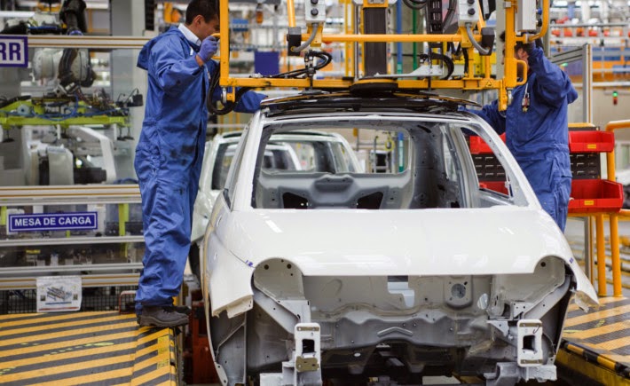 Empleados de FCA planta Toluca instalan el quemacocos sobre un Fiat 500, operación para la que tuvieron que realizar un análisis mediante las herramientas de software de Siemens PLM. (Foto: Fiat Chrysler Automobile)