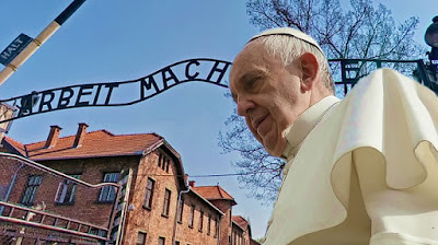 Entre 1940 y 1942, los nazis mataron en esos lugares a 150.000 polacos, prácticamente toda la elite del país desde los políticos hasta los intelectuales y los profesores universitarios. A partir de 1942, Birkenau fue expandido hasta poder albergar 100.000 prisioneros y dar muerte a gran número de judíos en un macabro complejo de cuatro cámaras de gas y cuatro hornos crematorios.