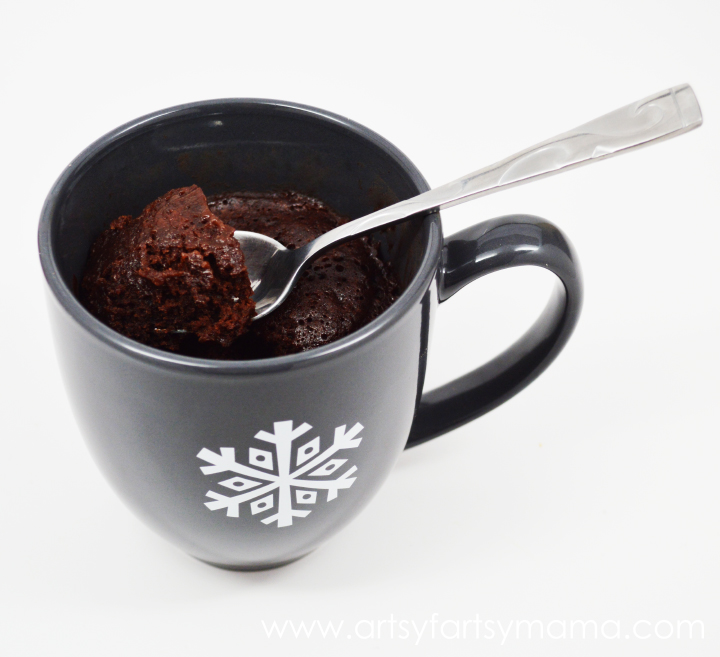 Brownies in a Mug with Shirley J Mugging Mixes at artsyfartsymama.com #mugging #90secondstoyum
