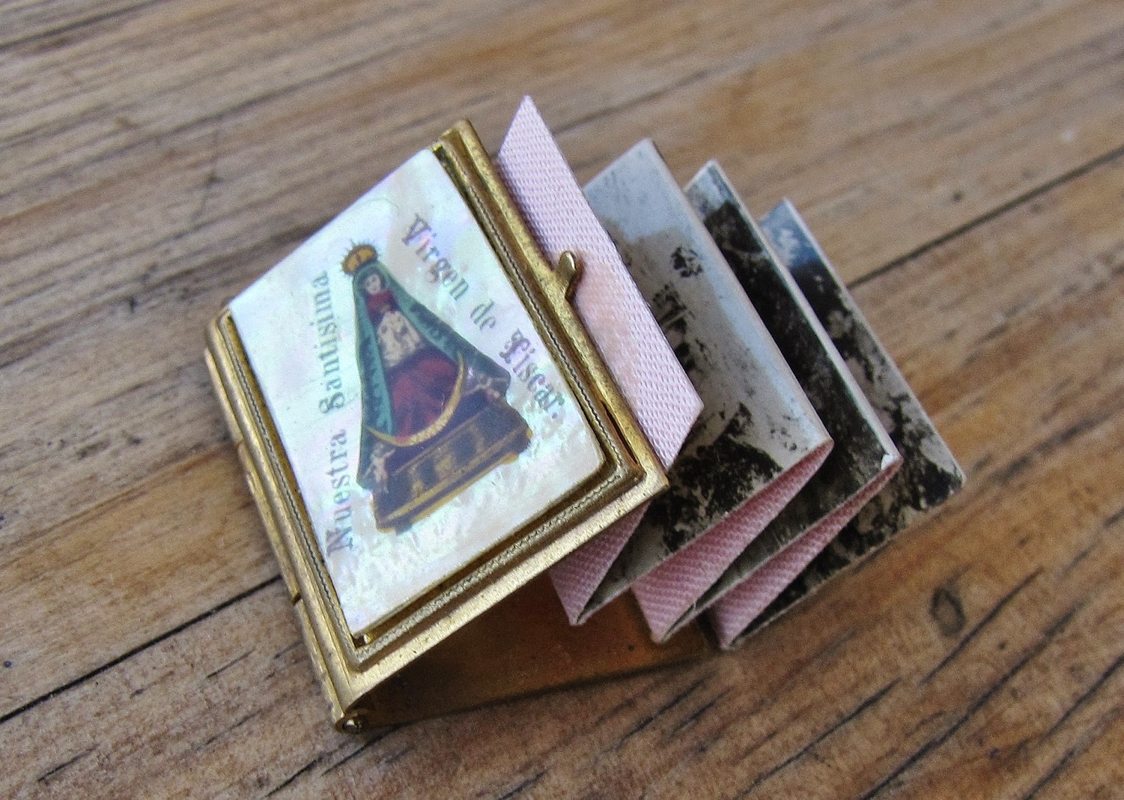 Colgante de la Virgen de Tíscar conteniendo álbum de postales en miniatura