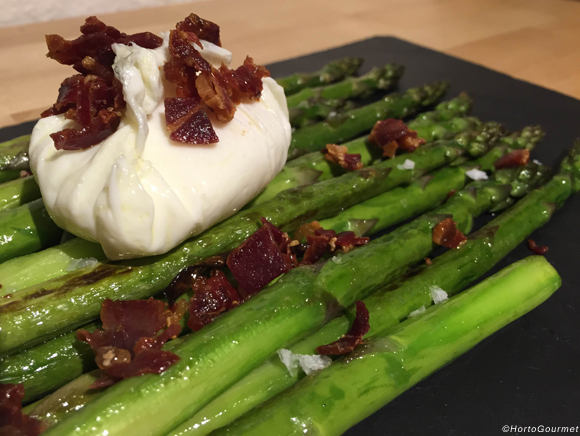 Espárragos trigueros con jamón ibérico y huevo poché HortoGourmet