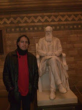 Con la estatua de Darwin