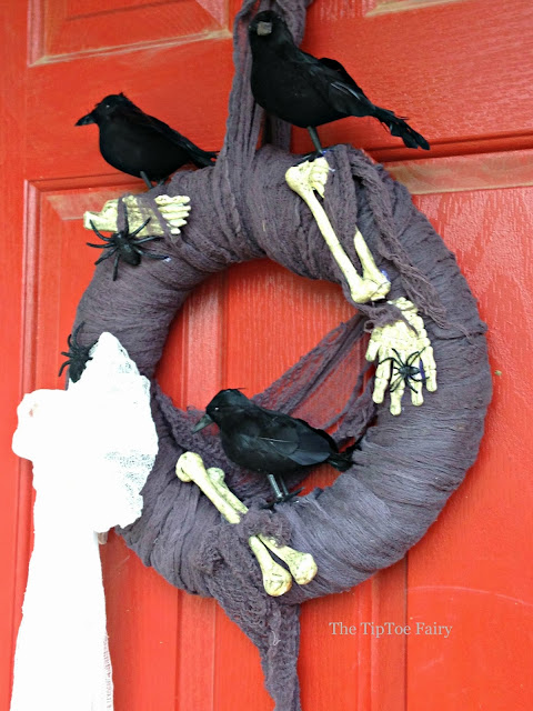 Creepy Crows and Bones Halloween Wreath | The TipToe Fairy #halloweendecorations #halloween #wreathtutorial #halloweentutorial