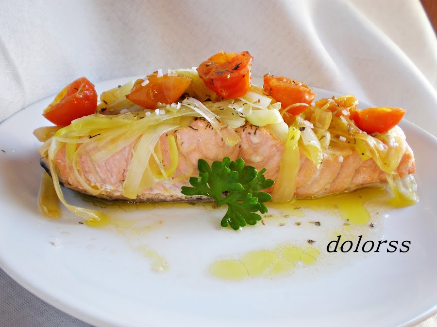 http://blogdecuina.blogspot.com.es/2008/03/salmn-con-puerro-y-tomates-cherry-micro.html