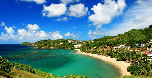 Plage de Sainte Luce, une belle baie avec des eaux couleur vert bouteille