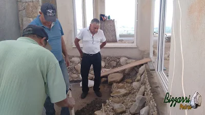 Dia 16 de setembro de 2016, Bizzarri visitando a obra e orientando na execução do lago ornamental de carpas com pedras do rio e com pedregulho do rio na sala de estar da residência em condomínio em Atibaia-SP.