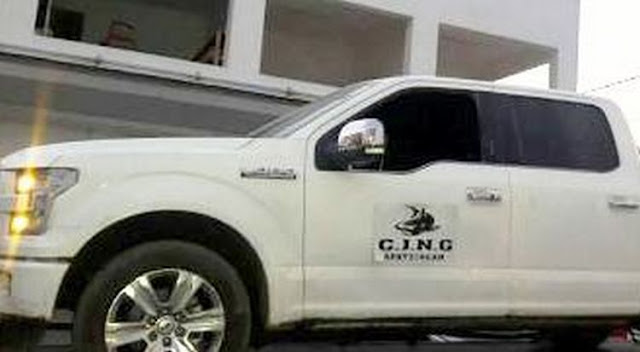 SEDENA asegura en Michoacán armamento, camioneta y uniformes con insignias del CJNG