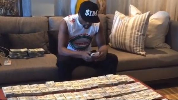Captan a Floyd Mayweather cobrando bolsa millonaria de 350 millones de dolares. Captan a Floyd Mayweather cobrando bolsa millonaria de 350 millones de dolares.