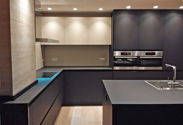 Atractiva y práctica: una cocina con el fuerte carácter del color negro