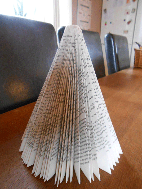 vika julgran av pocketbok My rented garden: Att vika en bokgran/ängel