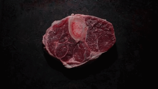 В мясе есть кровь. Кусок мяса. Свежее мясо. Сырое мясо.