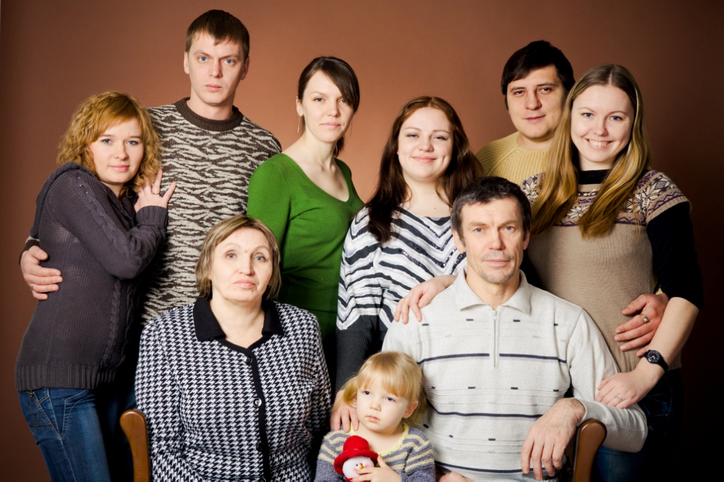 В одной семье живет несколько. Семья Гавриловых. Проживает с семьей. Живая семья.