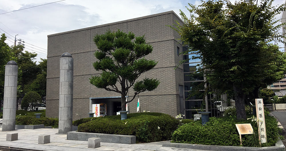 秀忠の指示した諏訪神社遷座地杉山には現在浜松復興記念館が建っている(2017年8月23日撮影)
