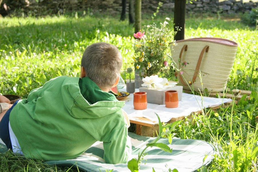 Merendando en la mesa del picnic del huerto con un palet y los diy floreros de cemento2