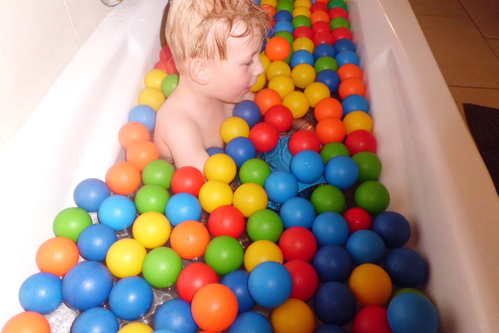 Unsere kleine bunte Welt: Bällchenbad mal anders