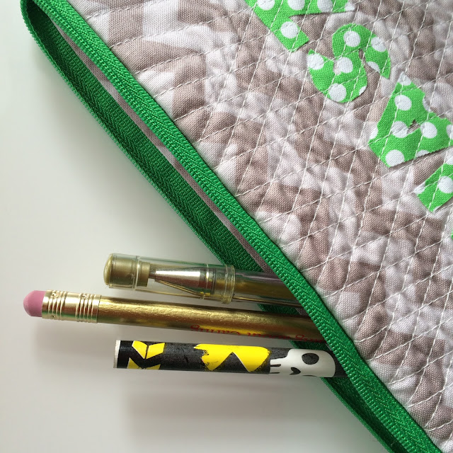 method le challenge pencil case / CHARM ABOUT YOU