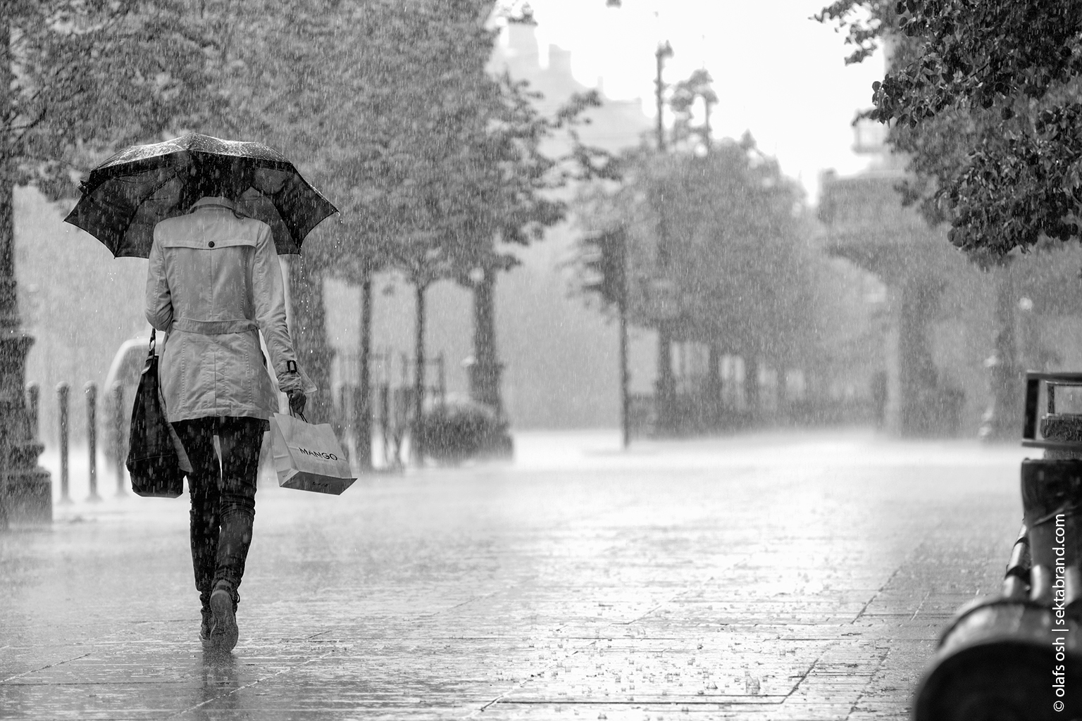 She s in the rain. Yagiş. Rainy weather. Постер дождь. Картинки к теме Rainy weather.