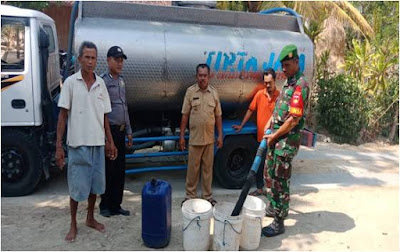 BANTUAN AIR BERSIH  DARI KAPOLDA JATENG  DAN PANGDAM IV/DIPONEGORO DI DESA BALEHARJO