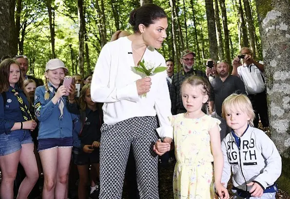 Crown Princess Victoria wore Stylein Baktun Trousers, silk blouse and carried HIPPI GRACE Bag at opening of Åsnens National park in Kronoberg, Åsnen Lake