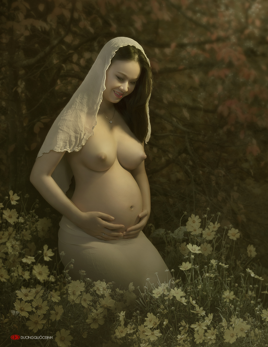 Nude Maternity