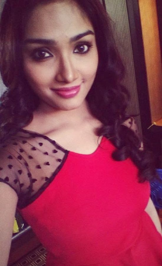 Aishwarya Devan Selfie LOOK Even Better & Sweeter. Is She Cute ? - Free ...
