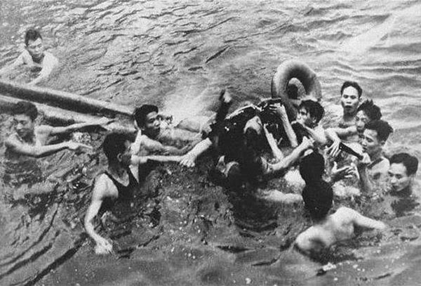 Rarest Historical Photos, That you can Never Forget. - An airman (John McCain) being captured in Truc Bach Lake, Hanoi by Vietnamese in 1967.