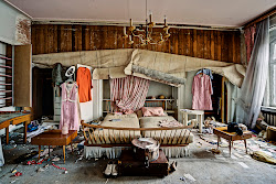 abandoned mansions mansion houses bedroom hauntingly beautiul inside deserted buildings vermont building derelict manor doctor most europe exploring why rooms