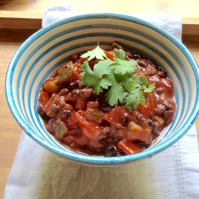 KREOLISCHES CHILI mit Schwarzen Bohnen und frischem Koriander