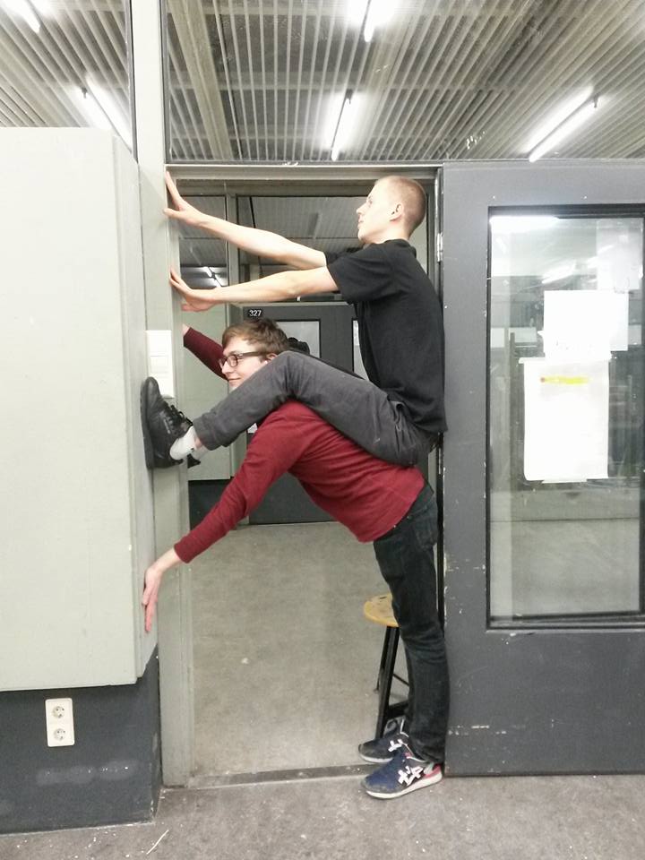 Aorder How to fit into a door frame?