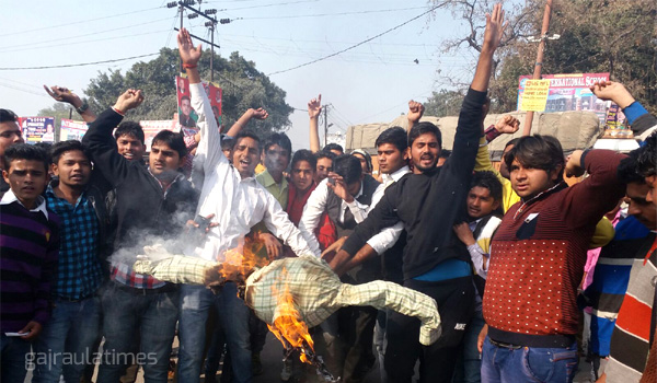 burining-of-effigy-in-gajraula-after-terror-attack-in-pathankot
