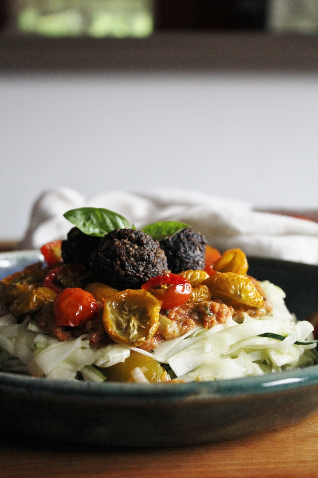 This Rawsome Vegan Life marinated zucchini noodles with tomato basil