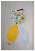 sautoir plume blanc et jaune