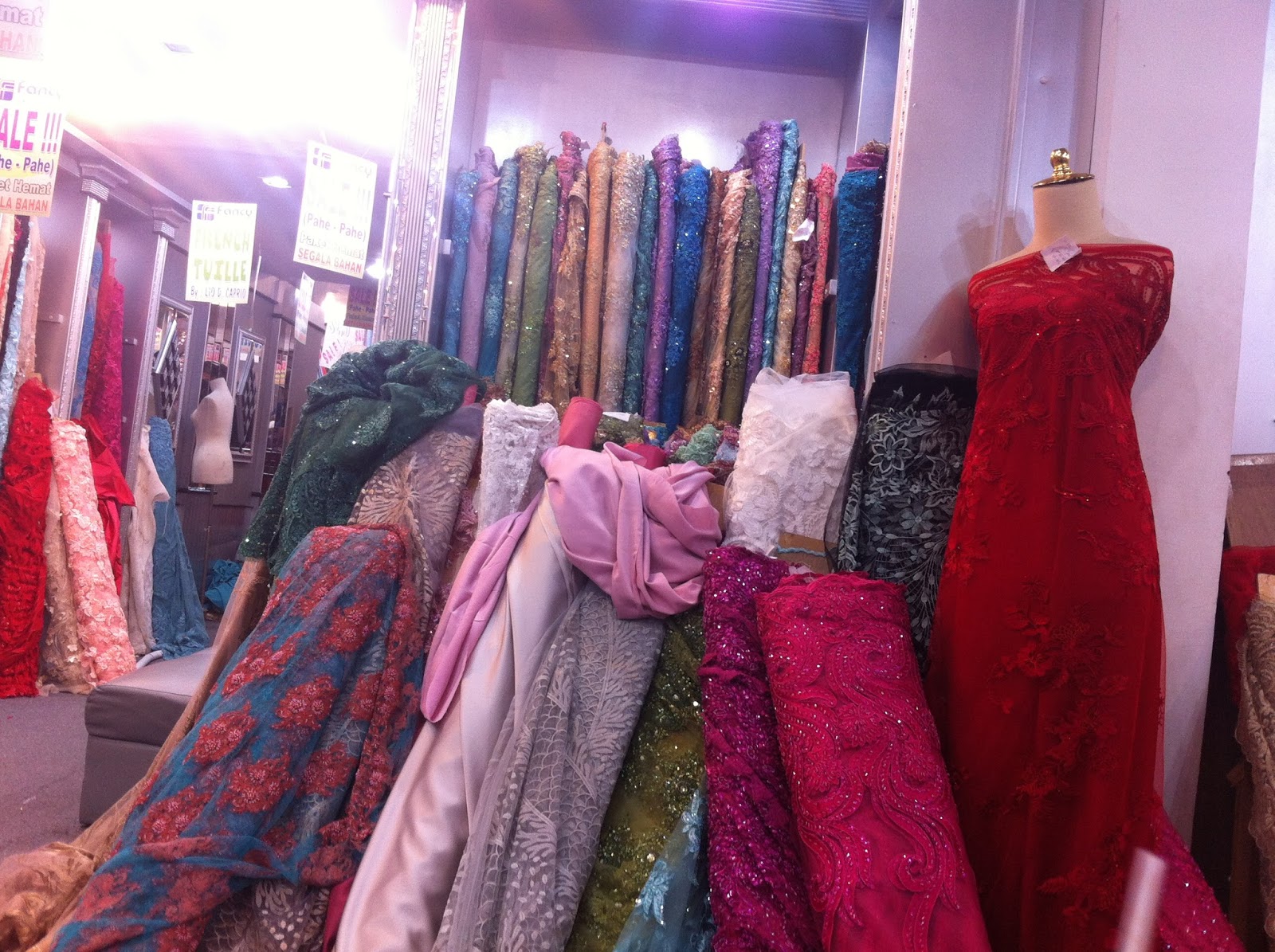 Toko Fancy, Mayestik Berburu Kain Kebaya yang Super