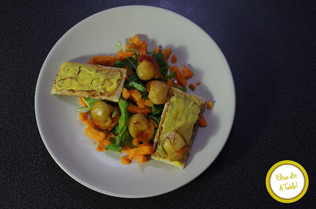 Salade croquante de St Jacques et ses toasts de beurre citronné safrané