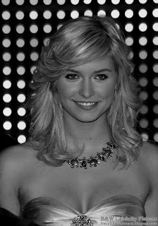 B&W pictures of Lena Gercke beautifully dressed in gold picture 5