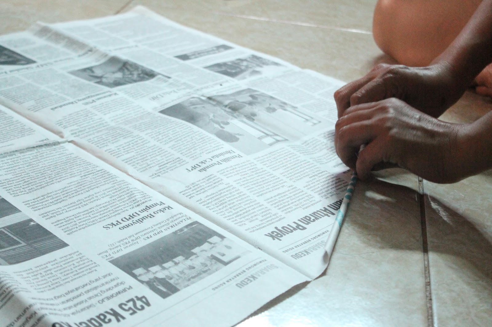 MEMBUAT SANDAL JEPIT DARI BAHAN KERTAS KORAN X IIS 4