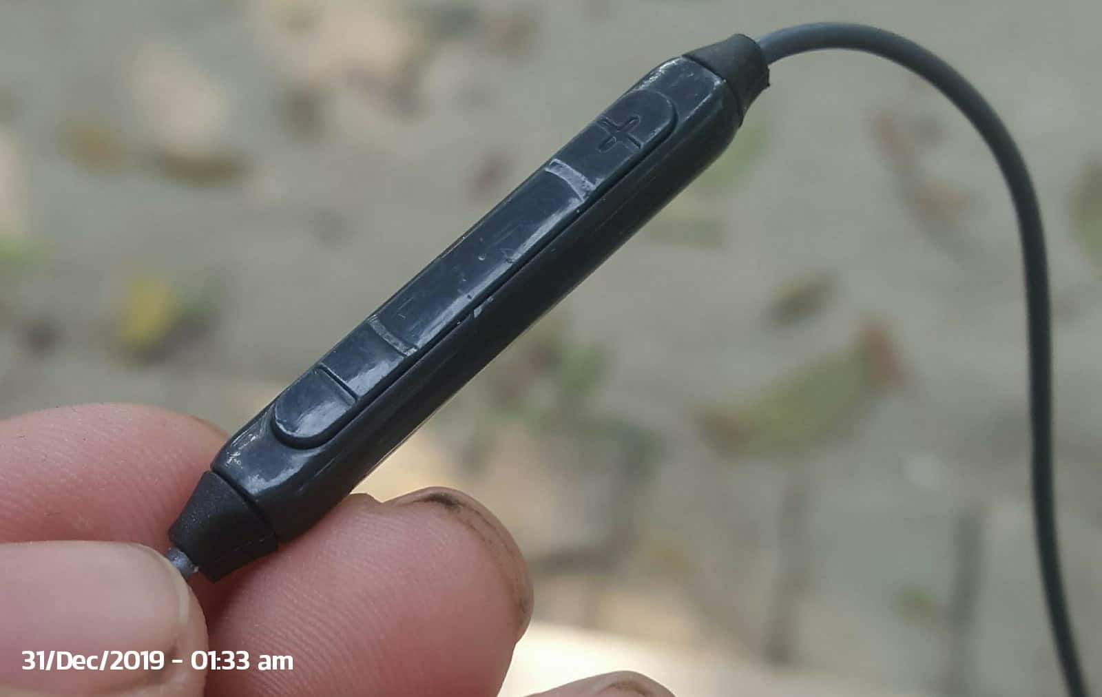 earphone with play pause button