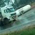 Carreta carregada com 61 mil litros de álcool tomba na BR-364
