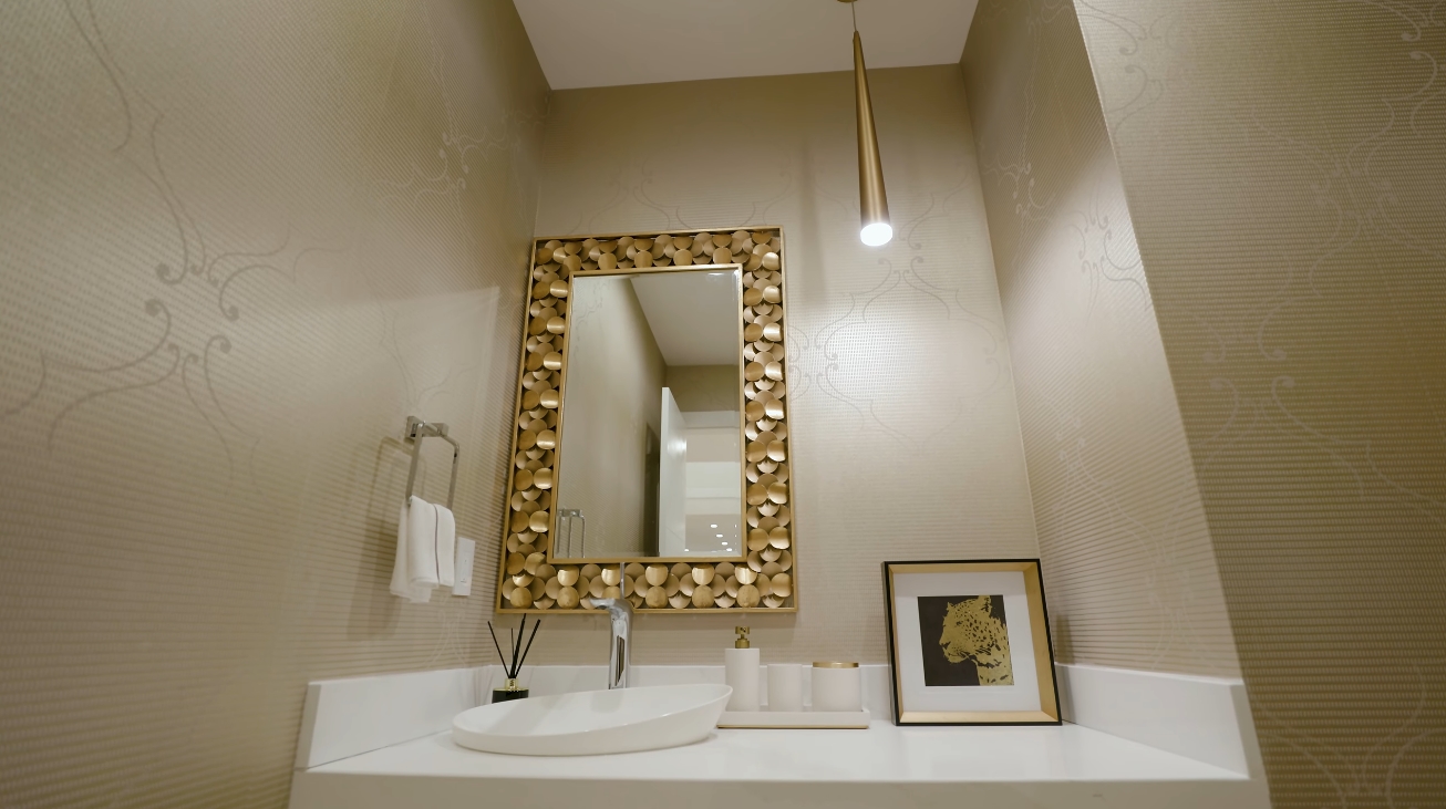 39 Photos vs. Edgemont Blvd, North Vancouver Luxury Home Interior Design Tour