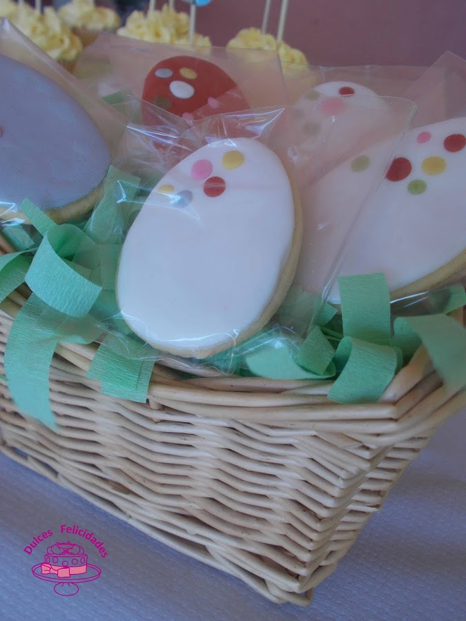 Cesta de galletas de huevos de dinosaurios