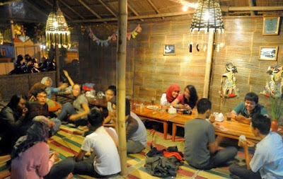 warung kopi lesehan tempat nongkrong anak muda