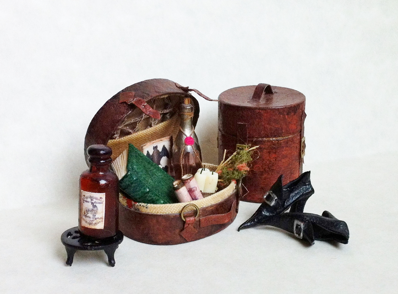 Cottage Witch Miniatures A handful of miniatures on eBay this evening...