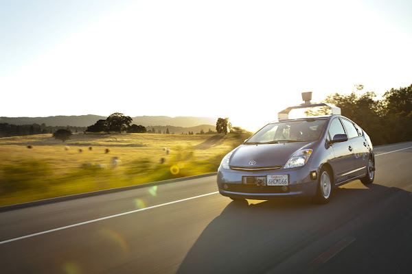 行駛中的 Google 自動車，底層就是 Toyota 的油電混合車 Prius，摘自 Google 自動車計畫網站