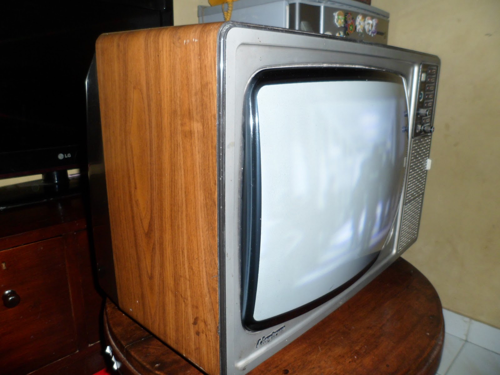 Antique Sanse Dan TV WARNA JADUL SHARP TELEVISI WARNA SOLID STATE 17